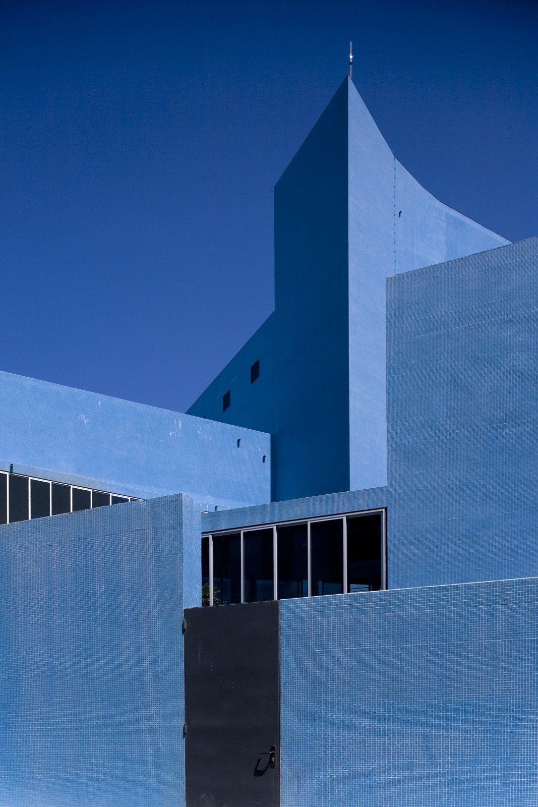Teatro Azul (Théâtre Bleu) , théâtre municipal de Almada; Portugal (1998-2005), Manuel Graça Dias, Egas José Vieira et Gonçalo Afonso Dias. © Fernando Guerra/ Atelier Contemporânea