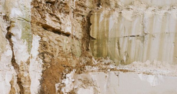 Pierre ; R&eacute;v&eacute;ler la source, explorer le mat&eacute;riau