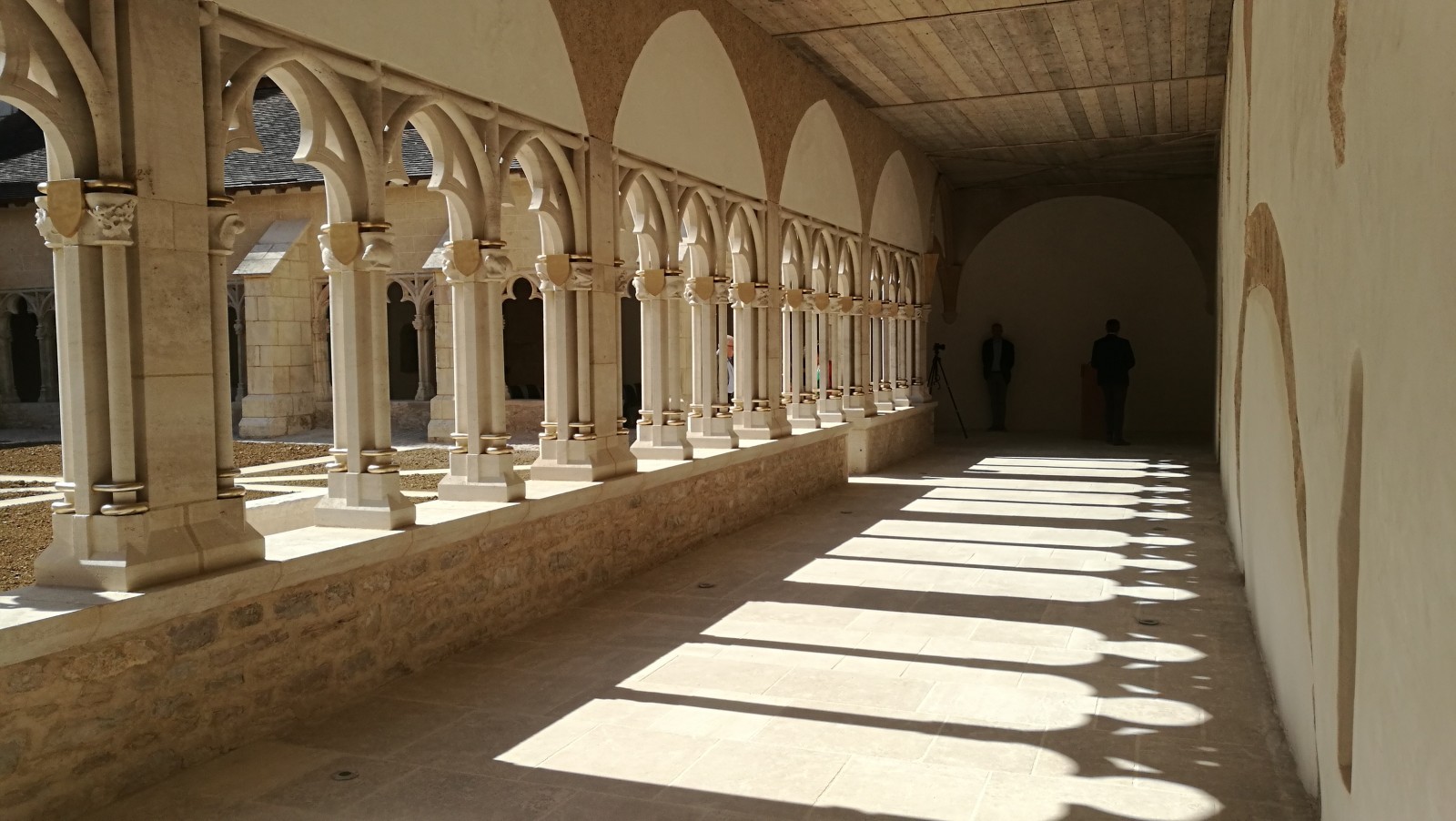 Les nouveaux chapiteaux de la galerie nord du cloître canonial de la cathédrale Saint-Vincent de Châlons-sur-Saône, créant un chemin de lumière. © Laetitia de Bazelaire. Les nouveaux chapiteaux de la galerie nord du cloître canonial de la cathédrale Saint-Vincent de Châlons-sur-Saône, créant un chemin de lumière. © Laetitia de Bazelaire.