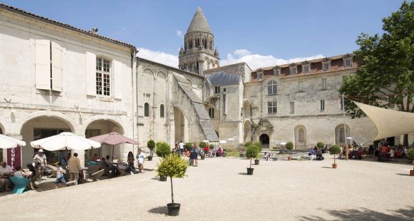L&rsquo;abbaye aux Dames de Saintes, un univers autonome ?