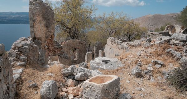 Po&eacute;tique de la ruine, mati&egrave;re &agrave; projet : les villages d&eacute;sert&eacute;s de C&eacute;phalonie (Gr&egrave;ce)