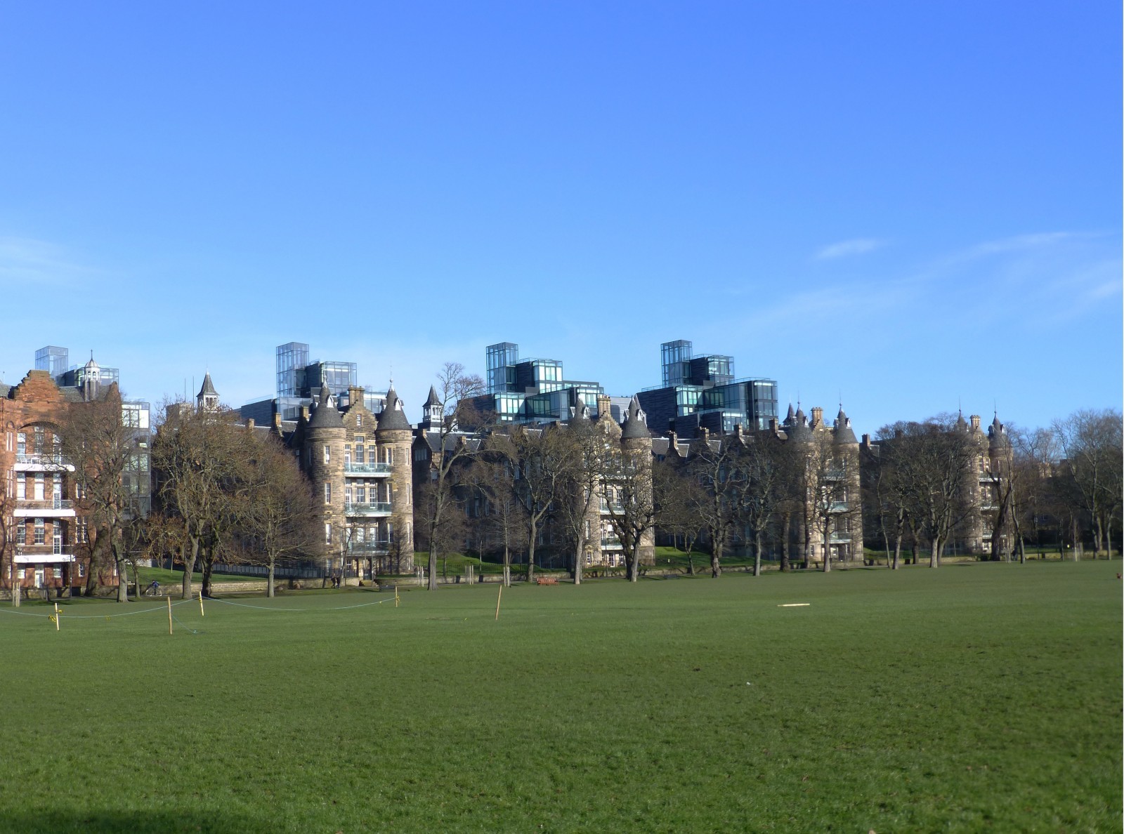 Donnant sur le parc des Meadows à Édimbourg, l’opération de reconversion des bâtiments de l’université (Royal infirmary hospital campus) par Foster+Partners (2003 et sq.) mêle bâtiments anciens et nouveaux dans une proximité subversive. © Th. Jeanmonod. Donnant sur le parc des Meadows à Édimbourg, l’opération de reconversion des bâtiments de l’université (Royal infirmary hospital campus) par Foster+Partners (2003 et sq.) mêle bâtiments anciens et nouveaux dans une proximité subversive. © Th. Jeanmonod.