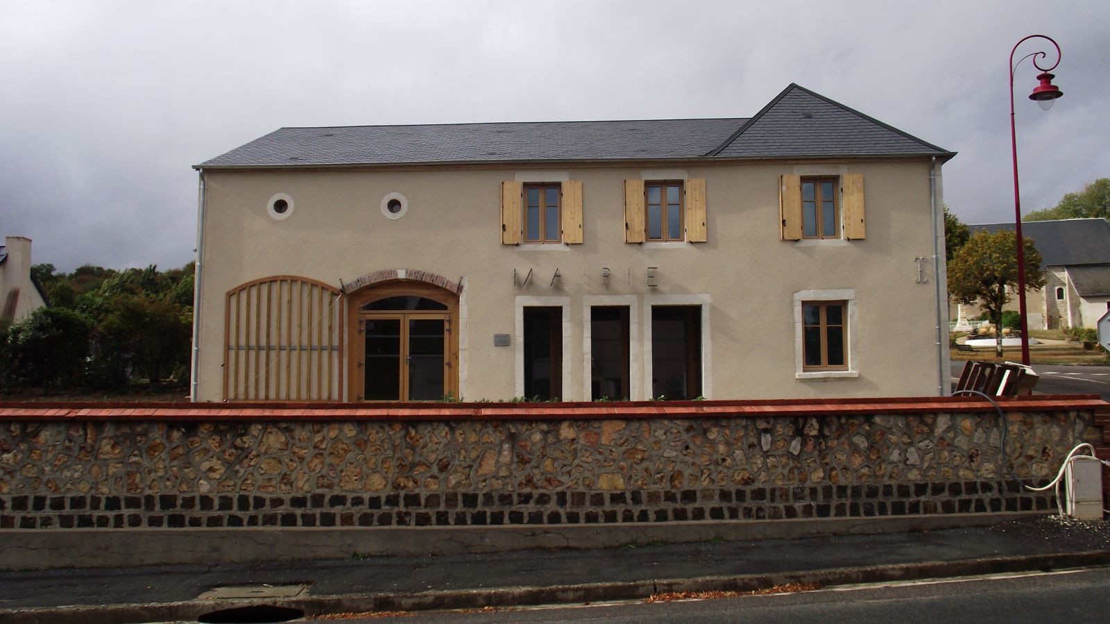 La façade sud-est de la nouvelle mairie et agence postale de Montigny, après travaux, en 2019. © CAUE18. La façade sud-est de la nouvelle mairie et agence postale de Montigny, après travaux, en 2019. © CAUE18.