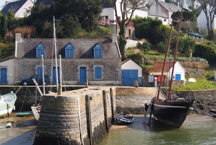 La maison du passeur- Le Bono. © Ar Vag n° 4 – Voiles au travail en Bretagne atlantique – Alain Brulé. Golfe du Morbihan – Album des gens de mer – Gilles Millot et Pierre-Yves Dagault) Er Beurch – Alain Brulé