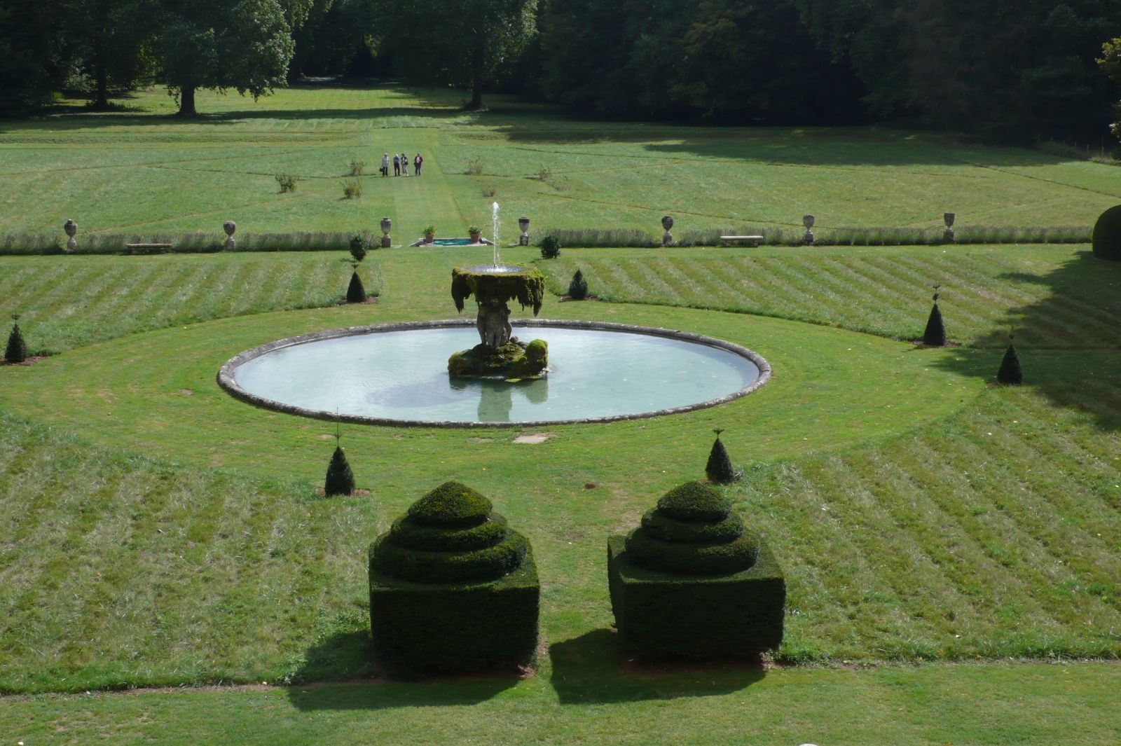Évocation du jardin enfoui par une tonte différenciée. Château de Fléchères à Fareins (Ain), 2009. © Cl. YC Évocation du jardin enfoui par une tonte différenciée. Château de Fléchères à Fareins (Ain), 2009. © Cl. YC