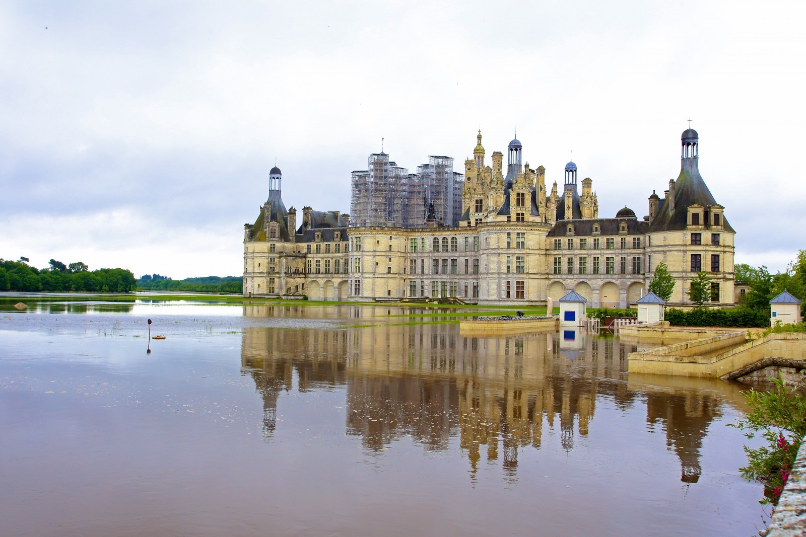 Le château de Chambord cerné par les eaux en juin 2016. © Domaine national de Chambord, photo Ludovic Letot Le château de Chambord cerné par les eaux en juin 2016. © Domaine national de Chambord, photo Ludovic Letot