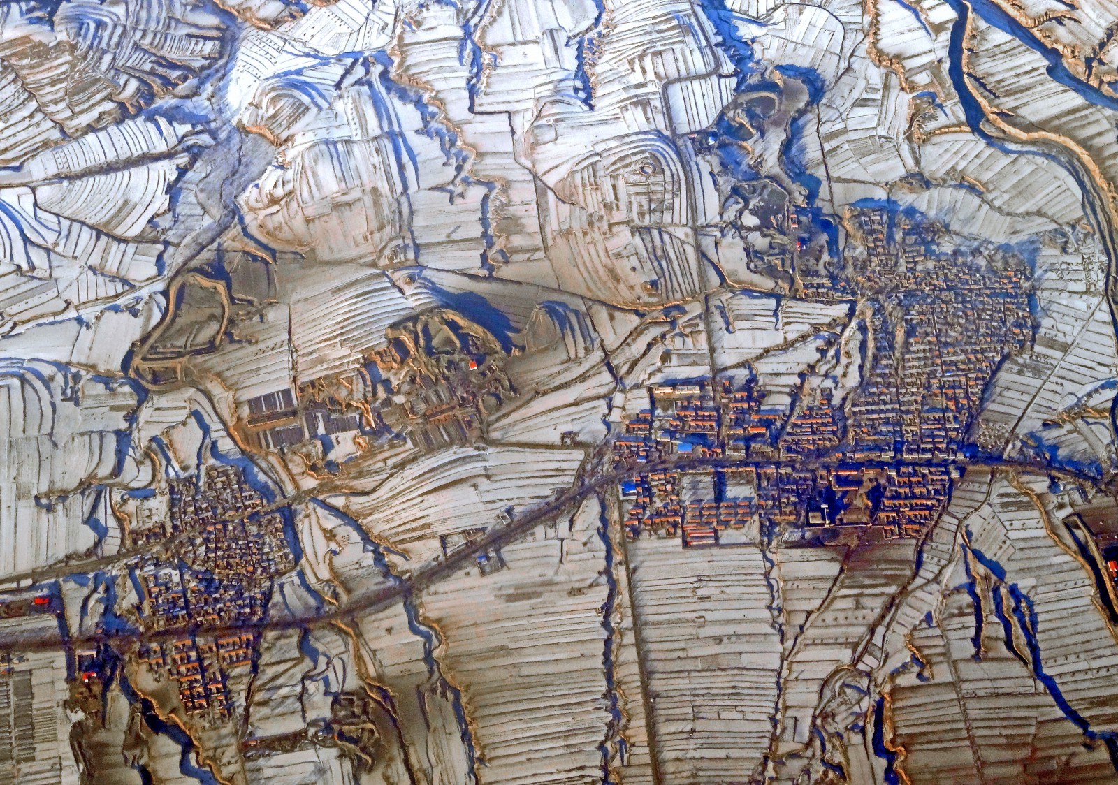 Vue d’avion d’un village chinois au nord-ouest de Pékin : Chaque territoire est modelé et aménagé à l’image de la culture des populations qui l’habitent. Vue d’avion d’un village chinois au nord-ouest de Pékin : Chaque territoire est modelé et aménagé à l’image de la culture des populations qui l’habitent.