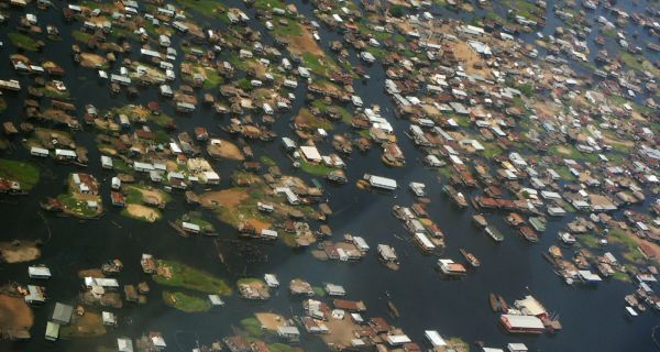 La construction traditionnelle sur le lac Nokou&eacute;, au B&eacute;nin. Reconsid&eacute;rant l&rsquo;abri&hellip;