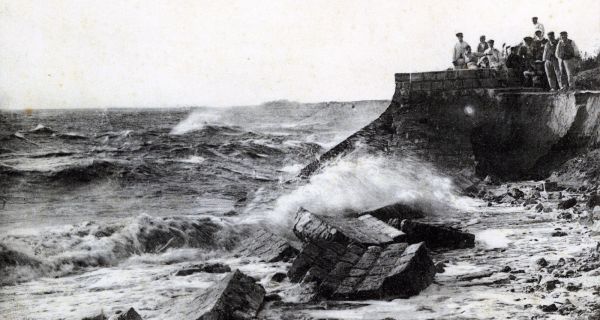 La d&eacute;fense des c&ocirc;tes sur l&rsquo;&Icirc;le de R&eacute; : quand patrimoine et pr&eacute;occupations actuelles de protection des territoires s&rsquo;accordent