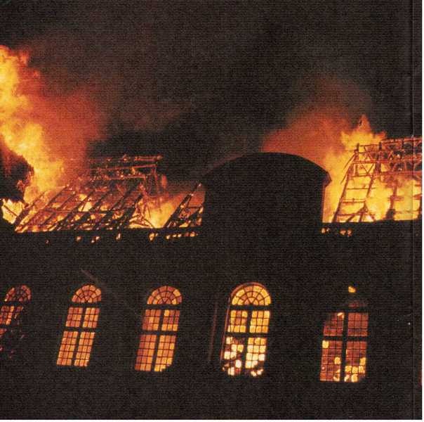 Incendie du Parlement de Bretagne les 4 et 5 février 1994 ; la toiture embrasée du Parlement va s'effondrer. © Stephanus, Wiki-rennes Métropole. Incendie du Parlement de Bretagne les 4 et 5 février 1994 ; la toiture embrasée du Parlement va s'effondrer. © Stephanus, Wiki-rennes Métropole.