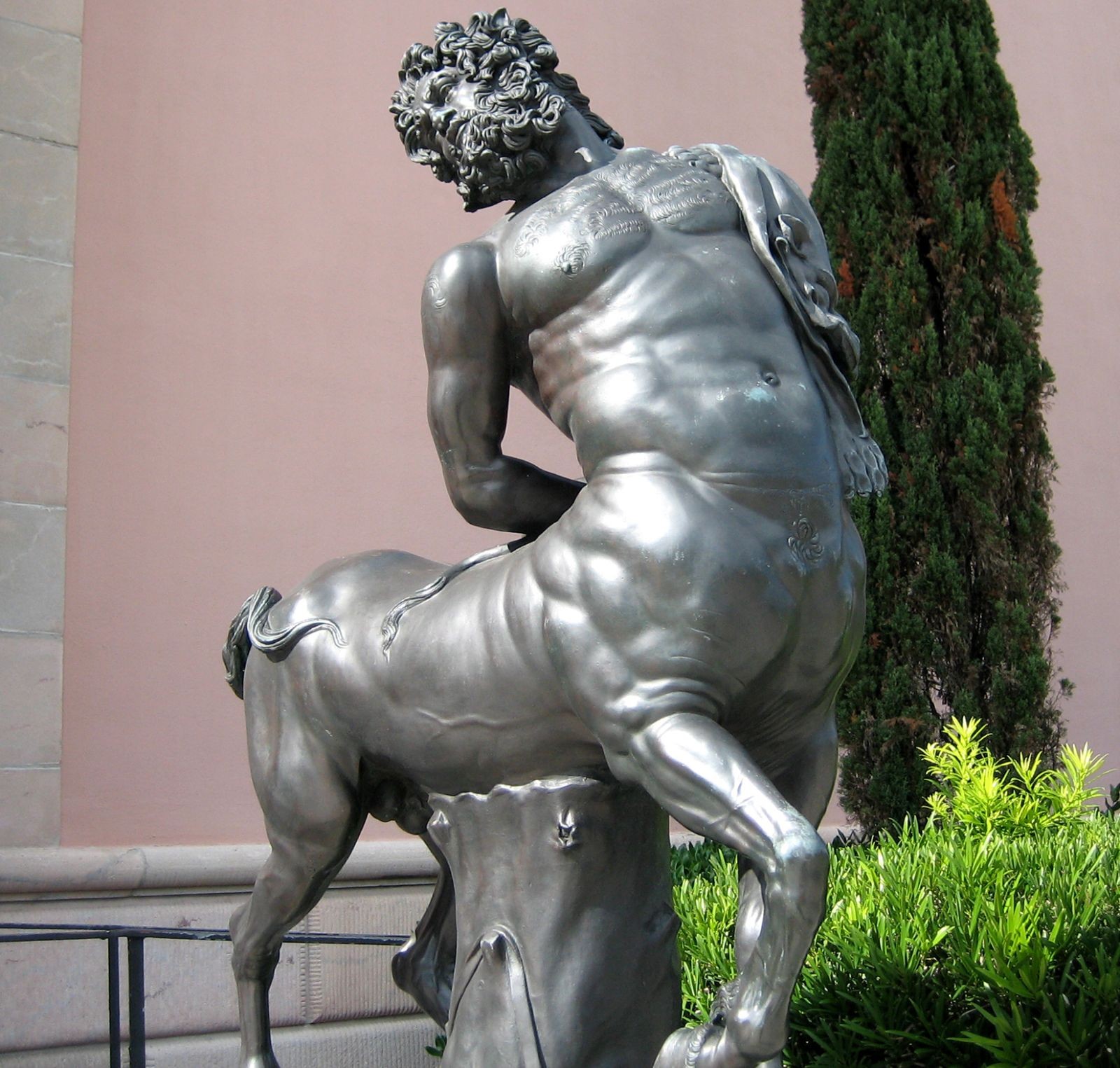 Centaur ; Statue of a Centaur at the entrance to the Ringling Museum of Art in Sarasota, Florida. © Terence Faircloth, flickr Centaur ; Statue of a Centaur at the entrance to the Ringling Museum of Art in Sarasota, Florida. © Terence Faircloth, flickr