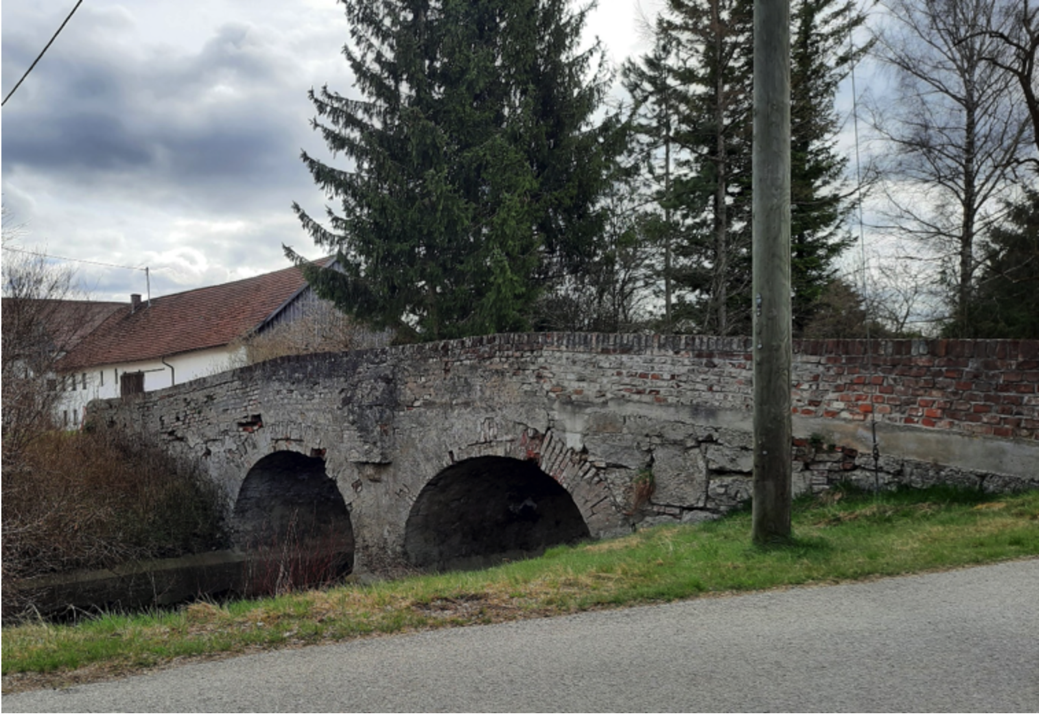 Die Brücke über die Kammlach, im Zentrum der Gemeinde unweit der Kirche gelegen. © S. Brandt. Die Brücke über die Kammlach, im Zentrum der Gemeinde unweit der Kirche gelegen. © S. Brandt.