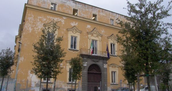 Les villas v&eacute;suviennes du XVIII(sup: e) si&egrave;cle : splendeur et d&eacute;cadence, entre artifice  et nature.