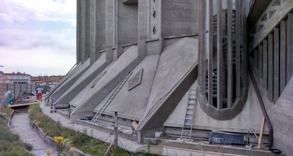 Notre-Dame de Royan, une cath&eacute;drale de b&eacute;ton restaur&eacute;e comme une &eacute;glise en pierre