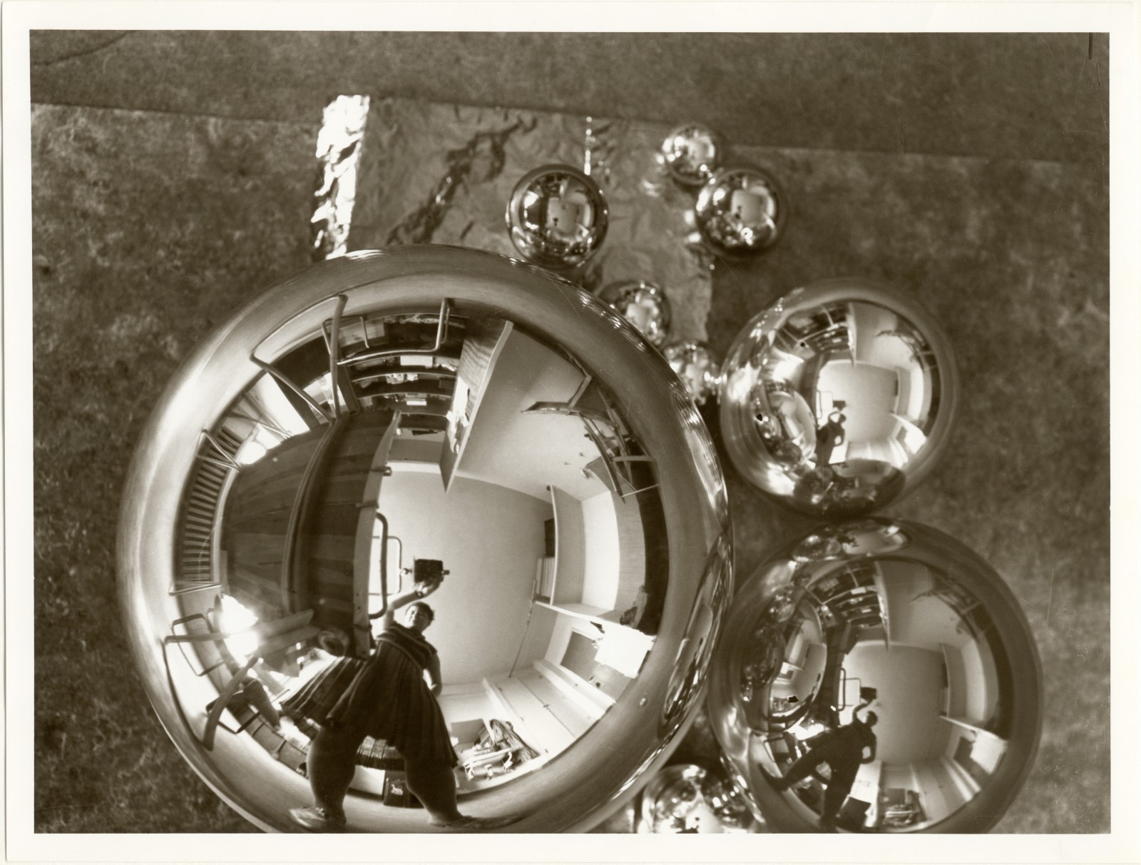 Marianne Brandt, L’Atelier se reflétant dans la boule (autoportrait dans l’atelier Bauhaus à Dessau), photographie, 1928-1929 © Bauhaus-Archiv Berlin / A.D.A.G.P. 2016