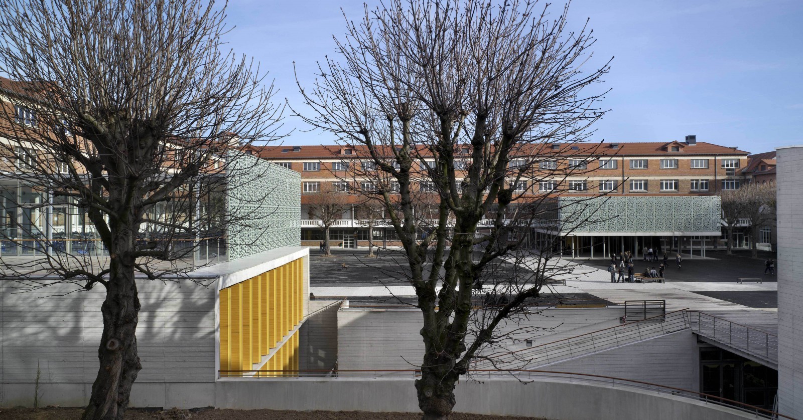 Le lycée Roosevelt à Reims : bâtiment amphithéâtre/salle d’examen, creusé dans la cour. © JM Jacquet.