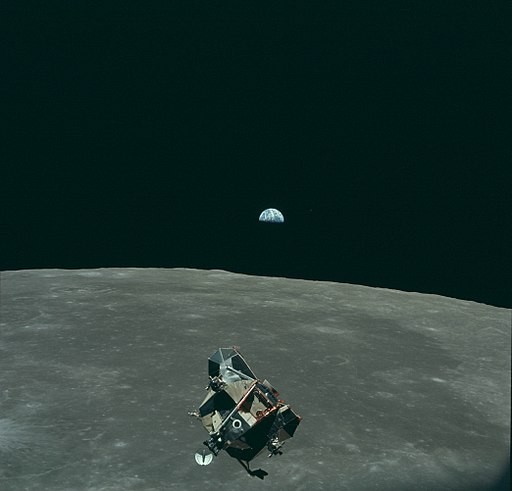 21 juillet 1969, le module Apollo 11 en orbite après son décollage de la lune. À l’arrière plan, la Terre. © NASA / Apollo 11 , Source Wikicommons