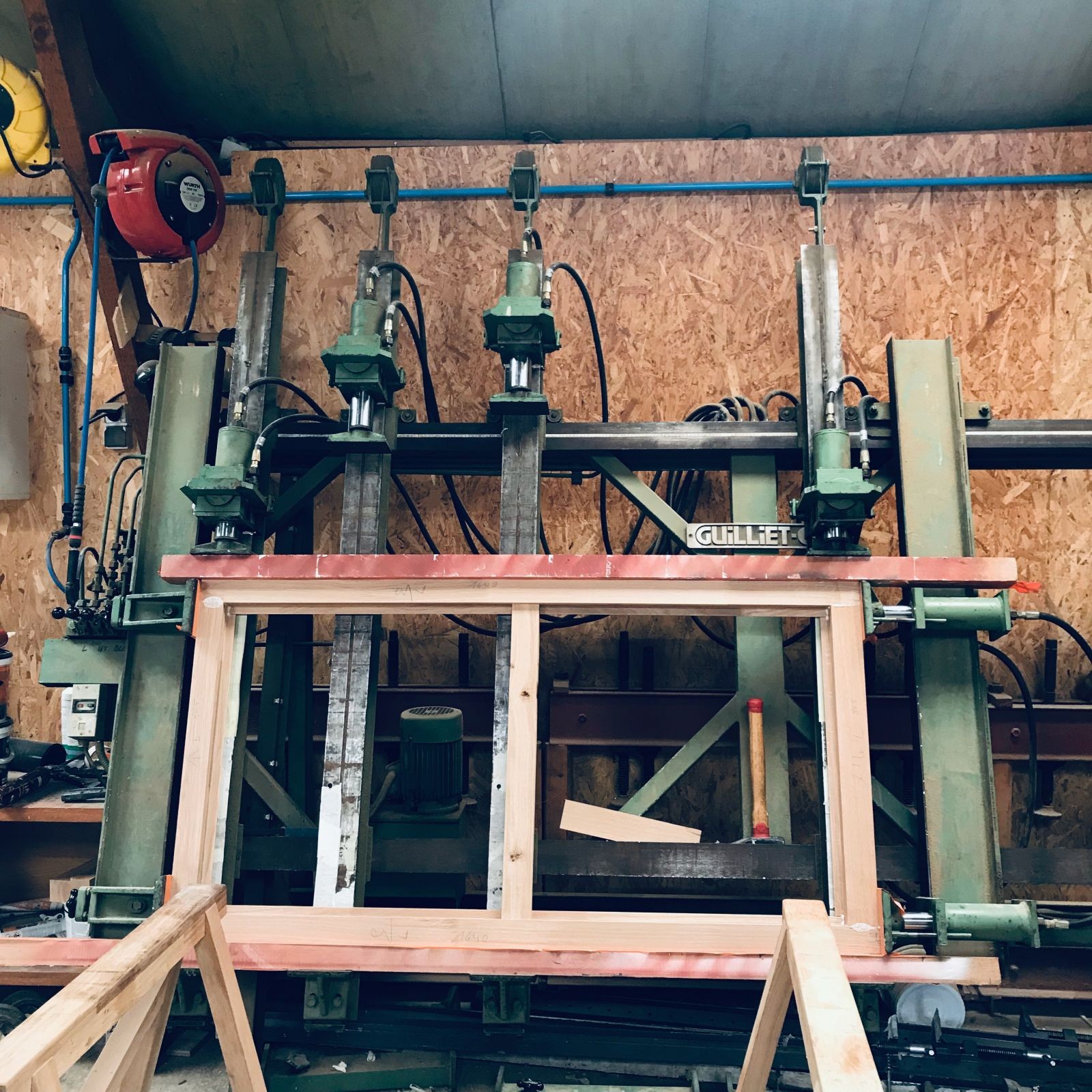 Serrage par presse hydraulique d'un cadre de menuiserie dans l’atelier de R. Boisserand : la menuiserie traditionnelle du Poher (la MTP), Gourin (Morbihan) © PLB.