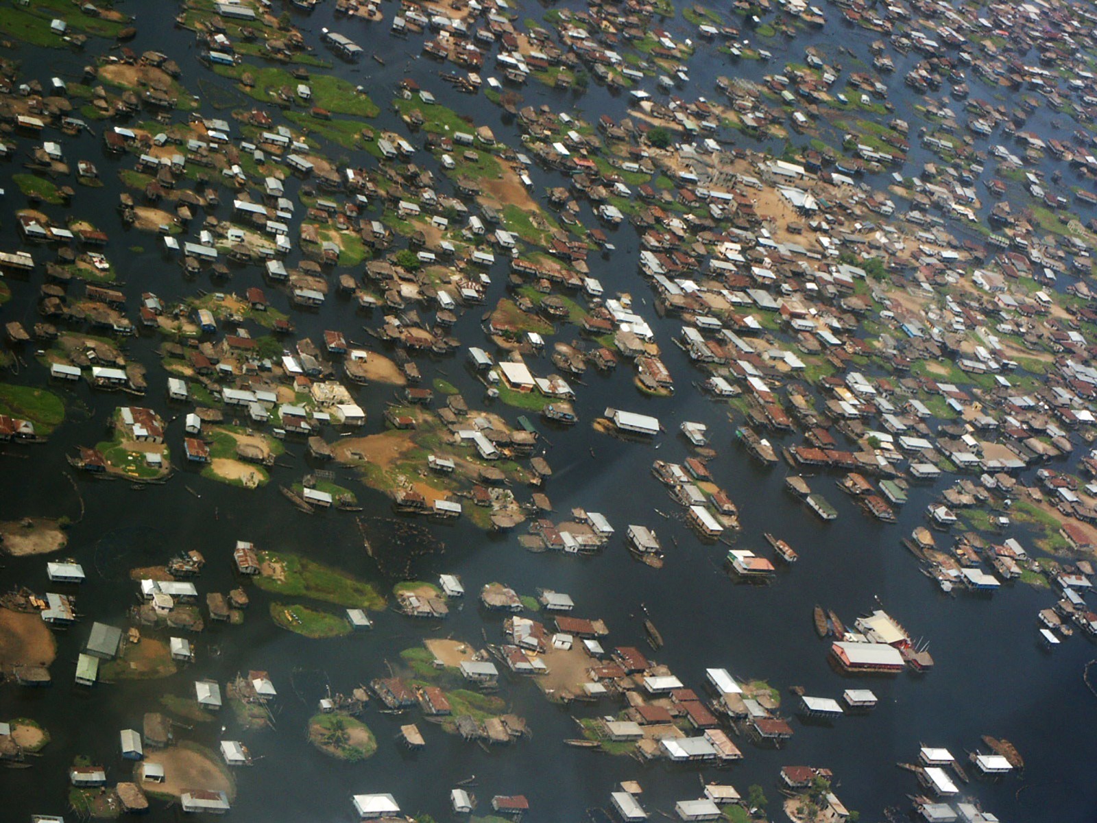 Vue aérienne du Lac Nokoué. © Anne Chaperon
