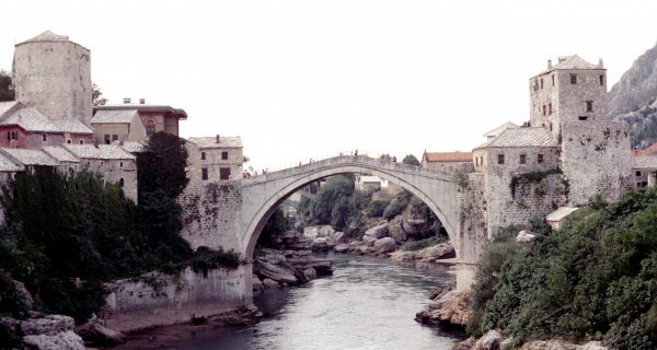 Deux ponts remarquables de la fin du XVI(sup: e) si&egrave;cle : le vieux pont de Mostar et le pont de la Sainte Trinit&eacute; &agrave; Florence