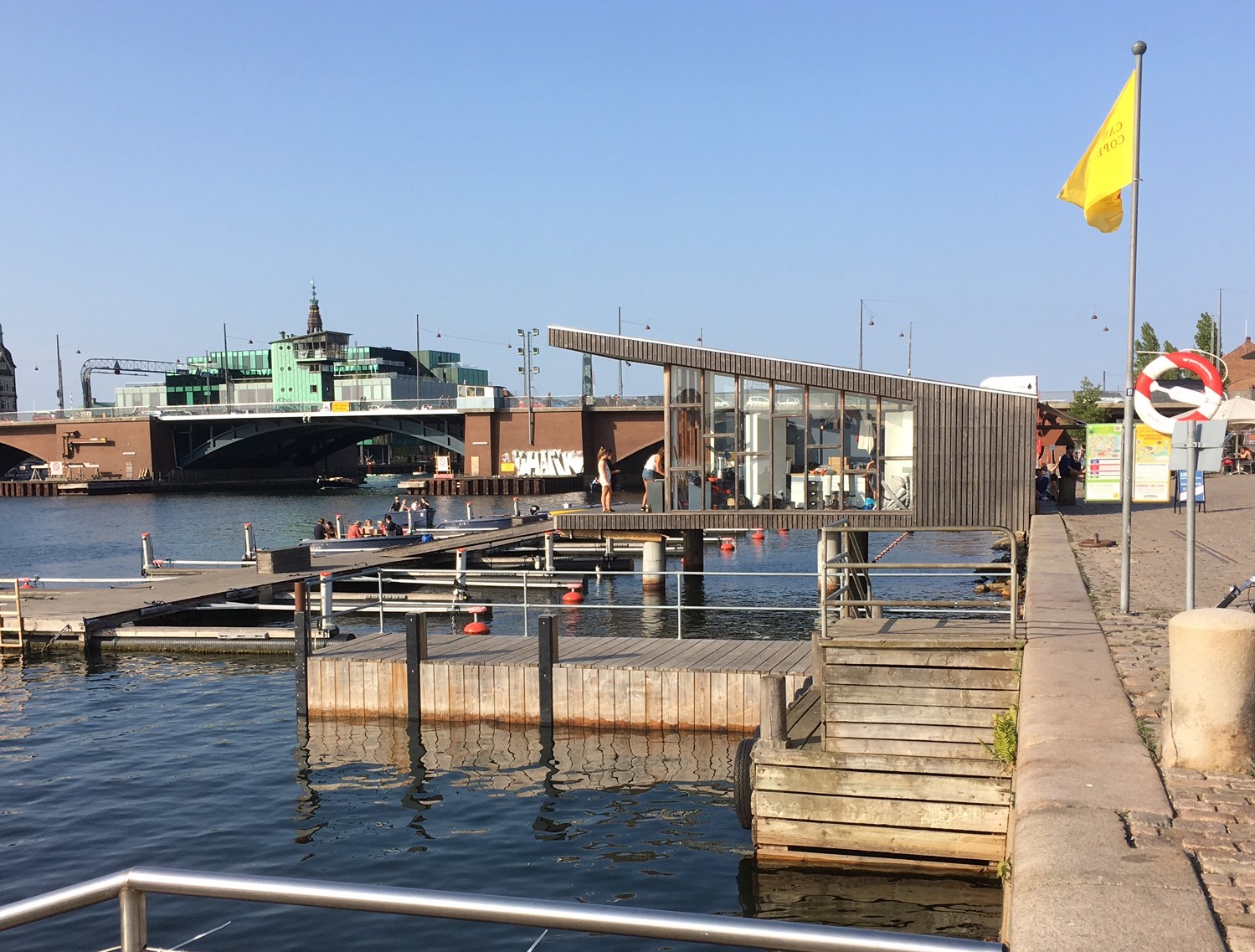 Les quais de Copenhague. Des restaurants, des activités de loisirs maritimes, des piscines en plein air... © Mireille Guignard