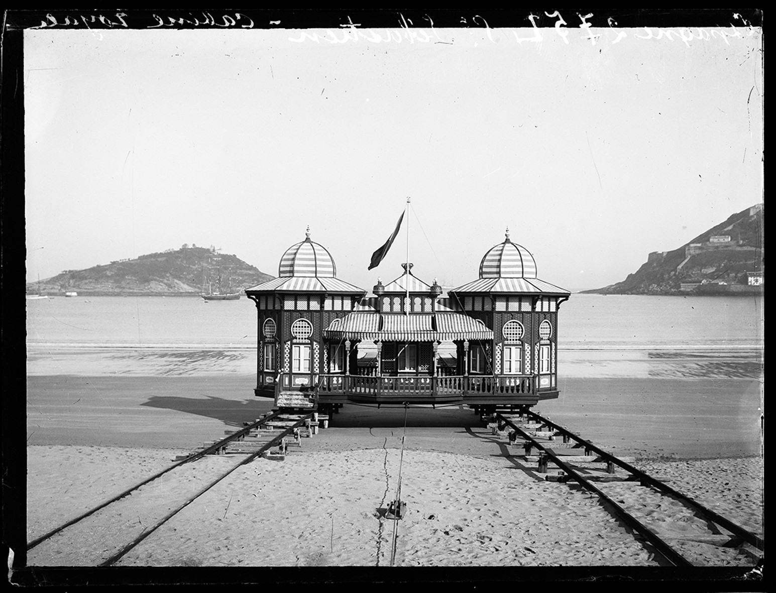 Cabine royale, plage de Saint-Sébastien en 1908. © Georges Eastman Museum