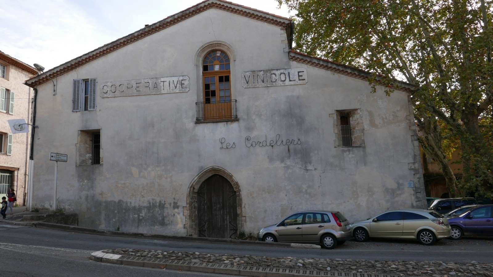La cave coopérative du couvent des Cordeliers à Brignoles. © Jacques Guérin. La cave coopérative du couvent des Cordeliers à Brignoles. © Jacques Guérin.