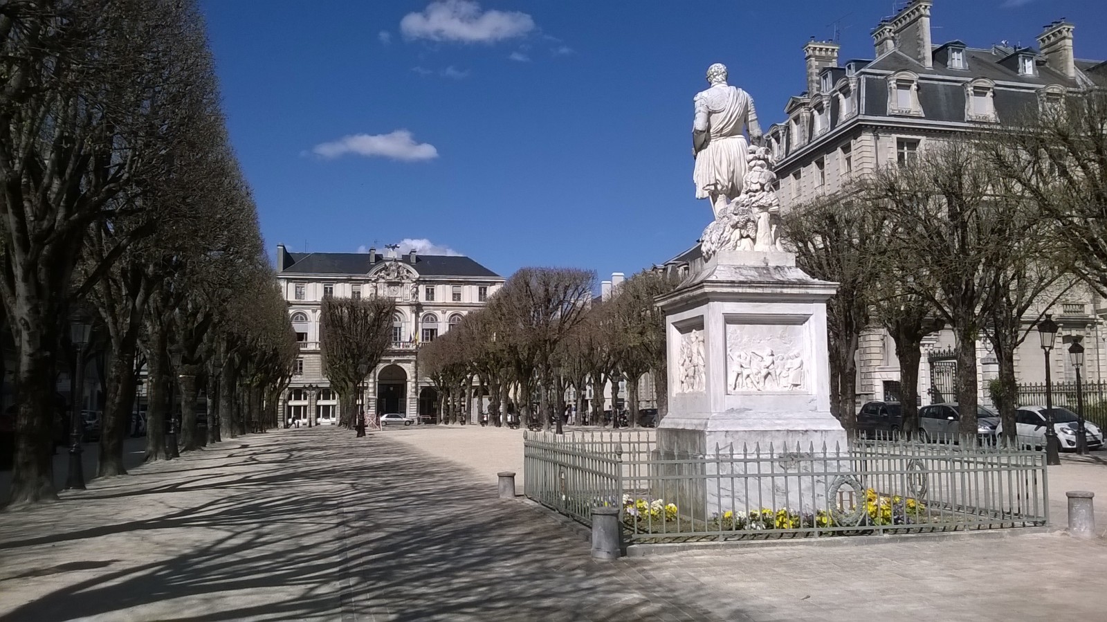 Pau, le Grand Théâtre et la Place royale. © René Colonel Pau, le Grand Théâtre et la Place royale. © René Colonel