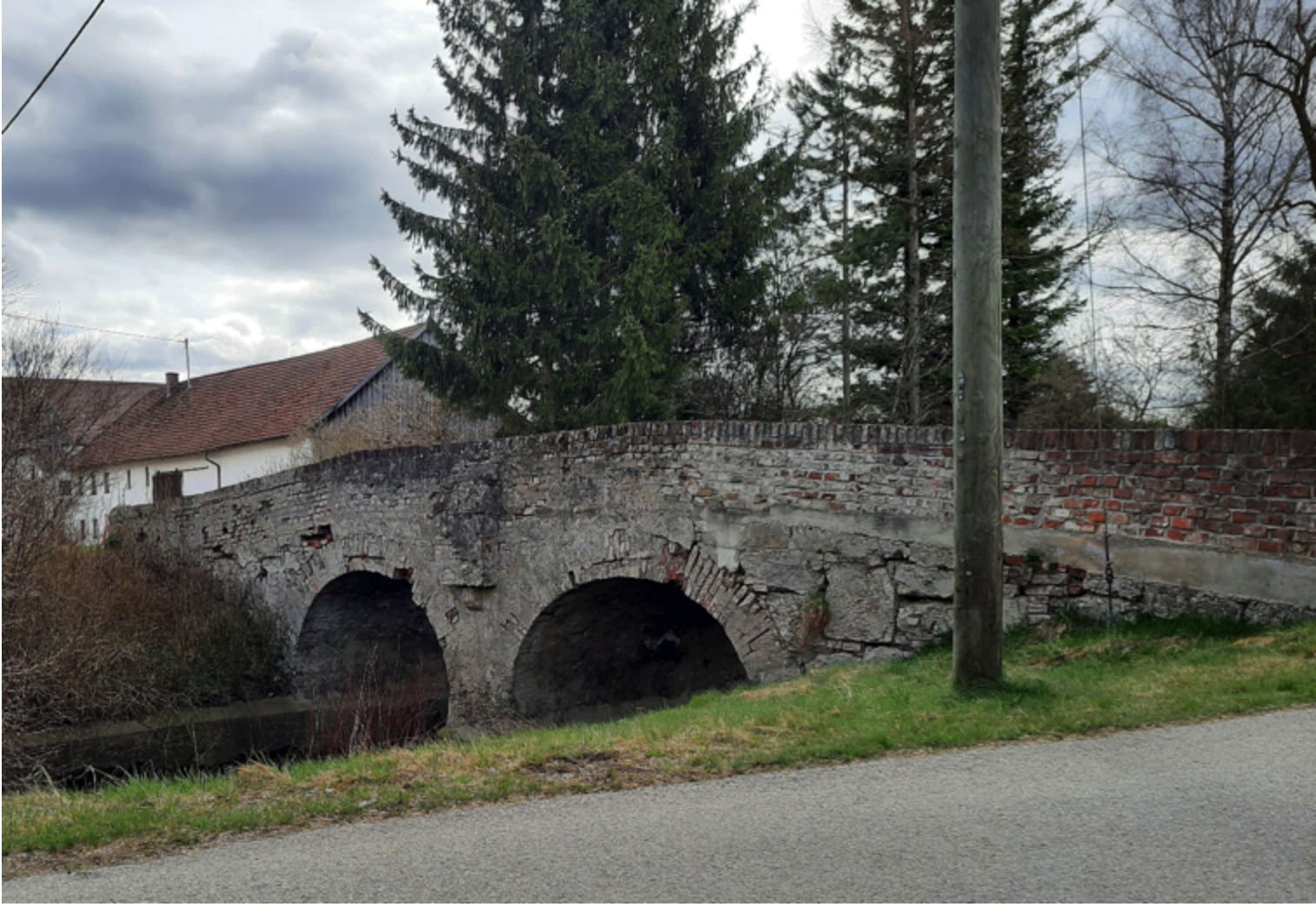 Die Brücke über die Kammlach, im Zentrum der Gemeinde unweit der Kirche gelegen. © S. Brandt.