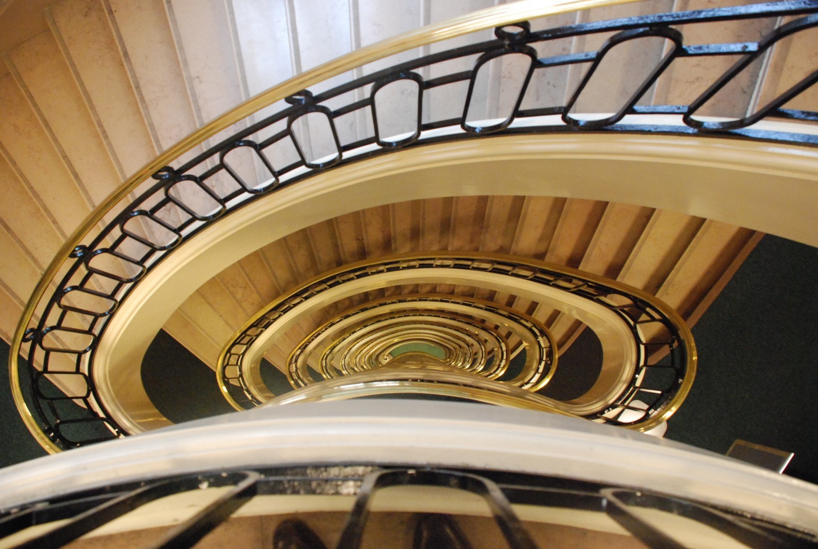 Le sublime et vertigineux escalier de l’immeuble situé 1 bd Haussmann. © BNP Paribas. Le sublime et vertigineux escalier de l’immeuble situé 1 bd Haussmann. © BNP Paribas.